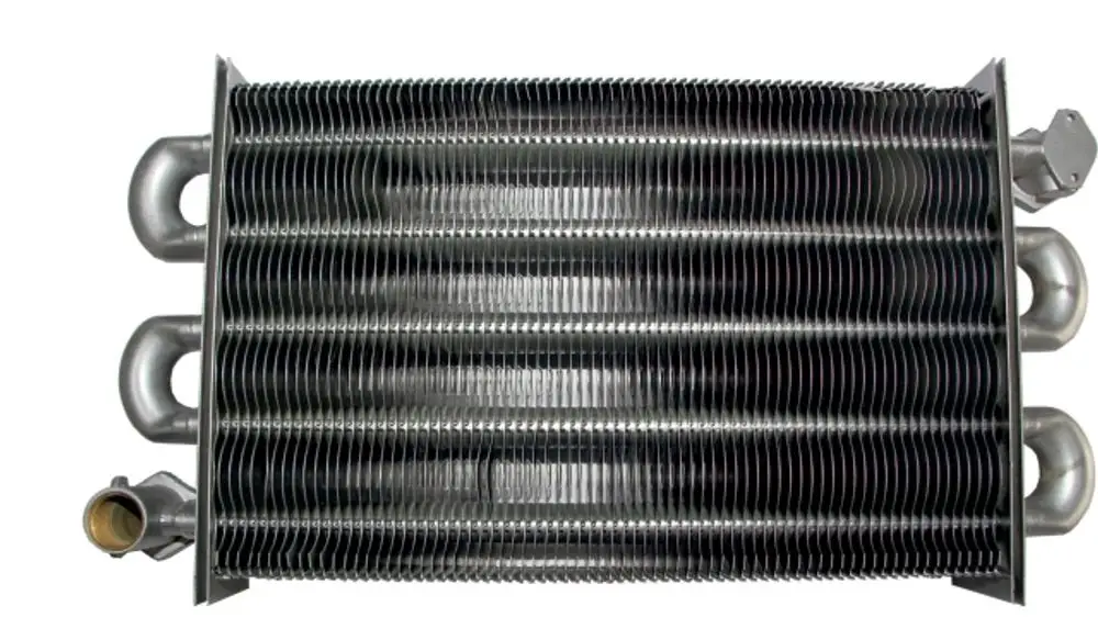 Wärmetauscher in rechteckiger Form mit mehreren Horizontalrippen und zwei seitlichen Anschlüssen. Produkt von Wolf für Heizungsanwendungen.